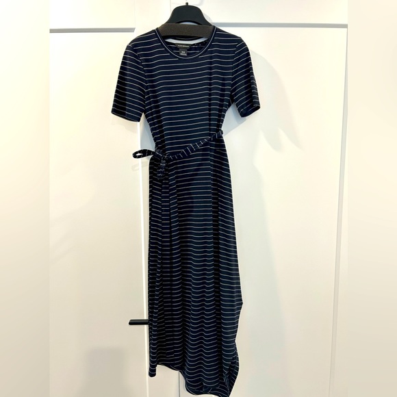 Long short sleeve dress in navy with white stripes. Comes with belt. - Picture 1 of 3